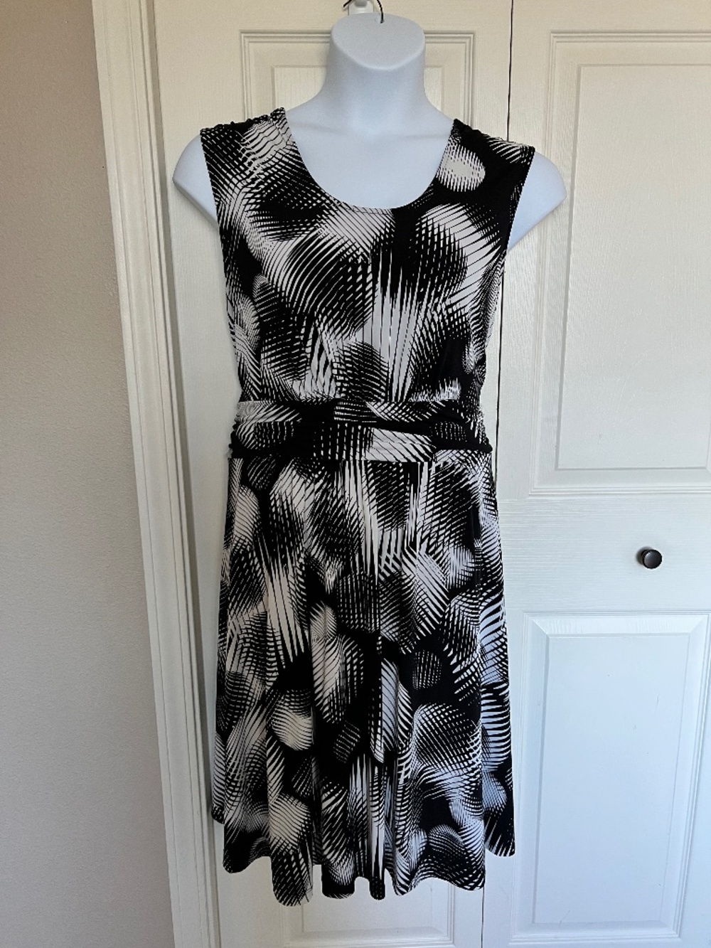Sleeveless black and white dress